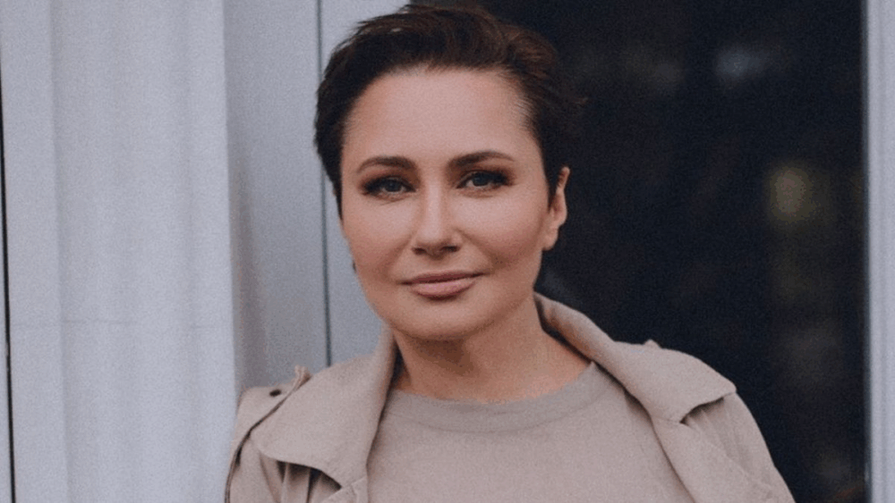 Продюсерка Олена Мозгова залишила Україну після заручин доньки