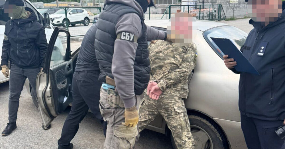 Вінницький правоохоронець хотів переправити ухилянта на матраці — його затримало ДБР