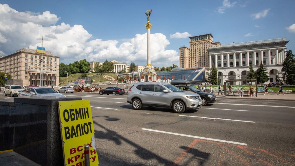Кабмін оприлюднив прогнози курсу долара і зарплат до 2028 року