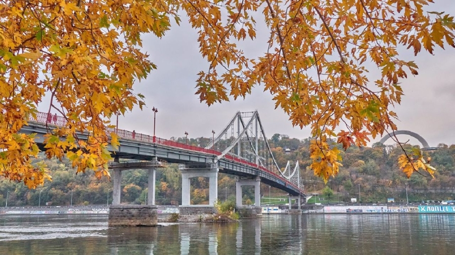 Осіння погода набирає обертів: дощі та зниження температури по Україні