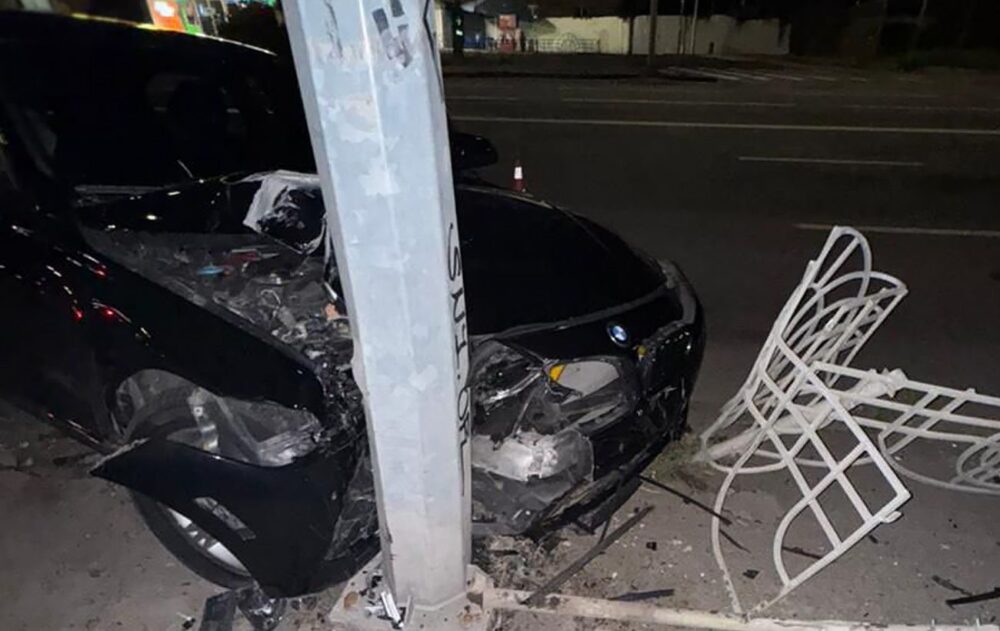 У Києві працівник автомийки викрав BMW клієнта і розбив його