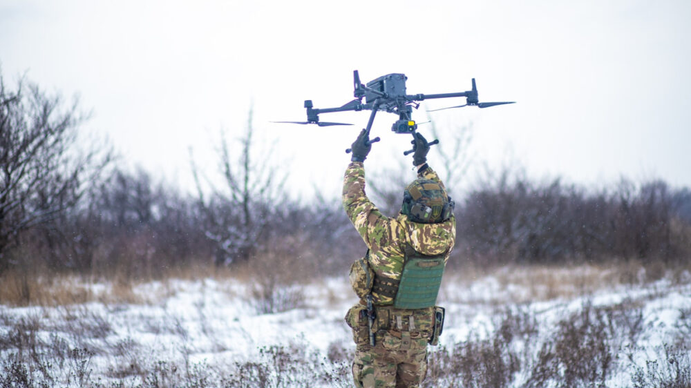 Американський волонтер створив дешеву технологію для захисту FPV-дронів від РЕБ: допомога для ЗСУ