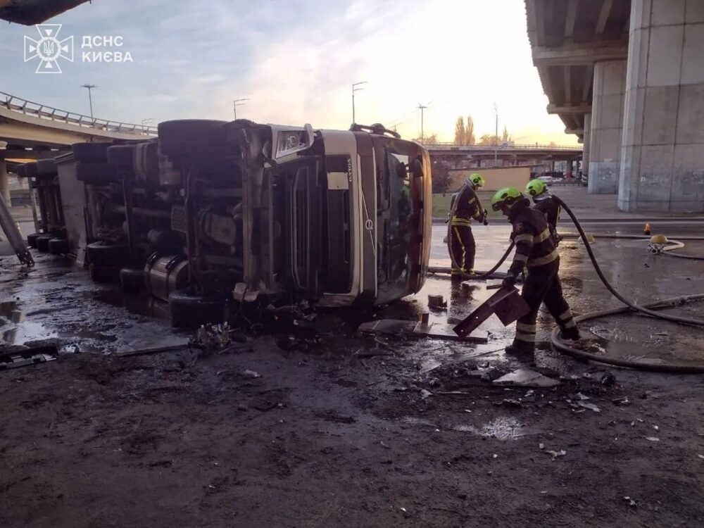 Аварія біля станції метро “Видубичі”: фура зірвалася з Південного мосту