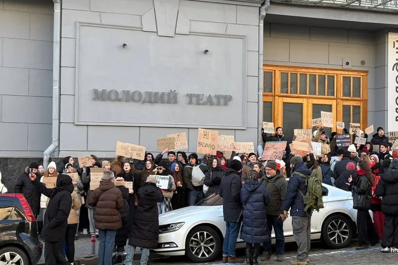 Акція протесту проти режисера Білоуса проходить під стінами Молодого театру