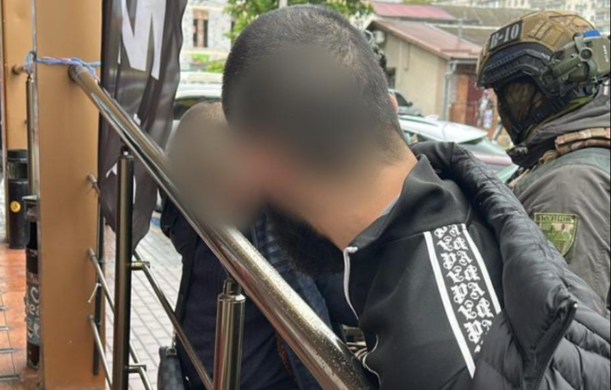 У Києві двоє іноземців із ножем напали на чоловіка — їх затримали вже в Хмельницькому