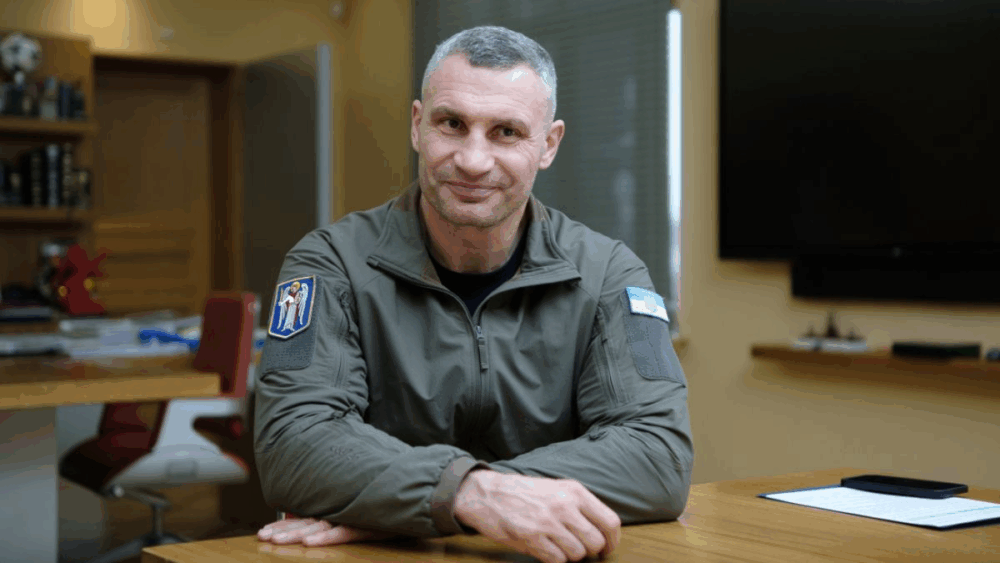 Володимир Кличко подарував меру Києва колекцію зброї на 1,74 мільйона гривень