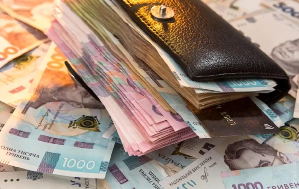 Хто і скільки заробляє в Україні: Держстат назвав середні зарплати у 2025 році