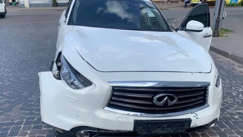 П’яна гонка Львовом: водійка Infiniti вчинила три ДТП за один вечір