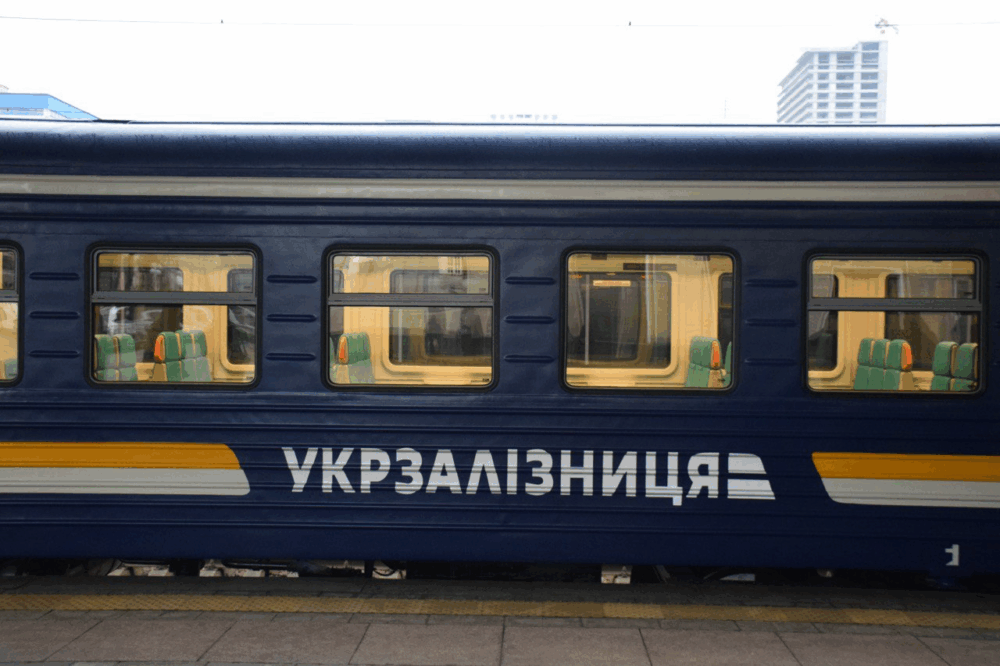 Укрзалізниця переплатила мільйони за фарбу і лінолеум