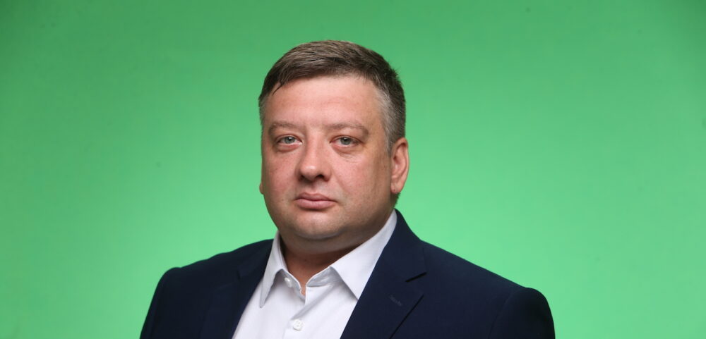 Депутат-переселенець із Луганщини з державними виплатами став власником елітного маєтку