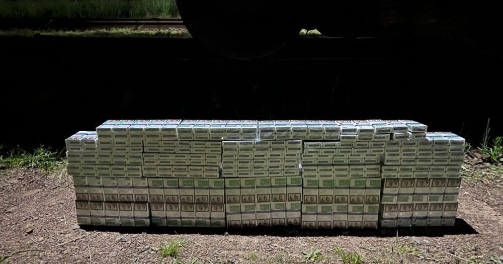 Митники Закарпаття знайшли тисячі пачок сигарет без акцизу у вагоні з рудою