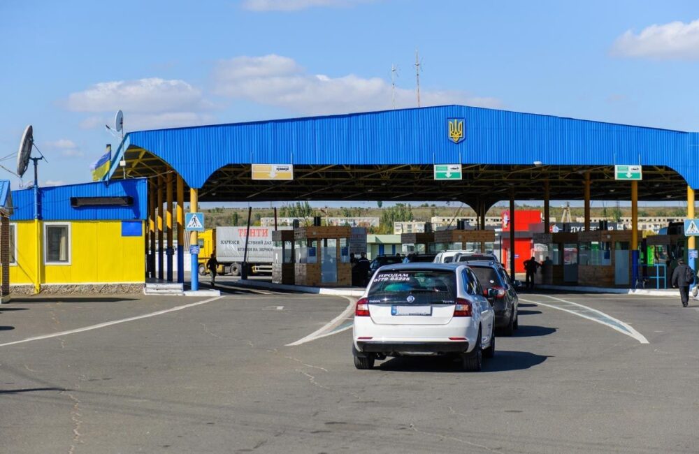Перед перетином кордону Латвії доведеться завчасно внести дані про родичів