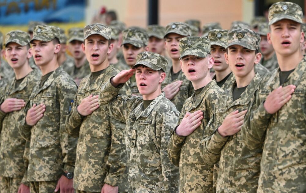 Вік для призову знижують? 18-річні та дівчата можуть стати частиною армії