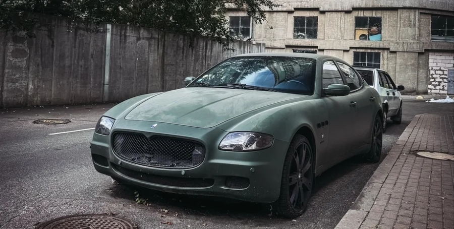 У дворі Києва виявили покинутий суперкар Maserati
