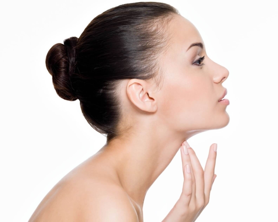 Догляд за шиєю: прості щоденні звички, що допомагають зберегти молодість і пружність шкіри
