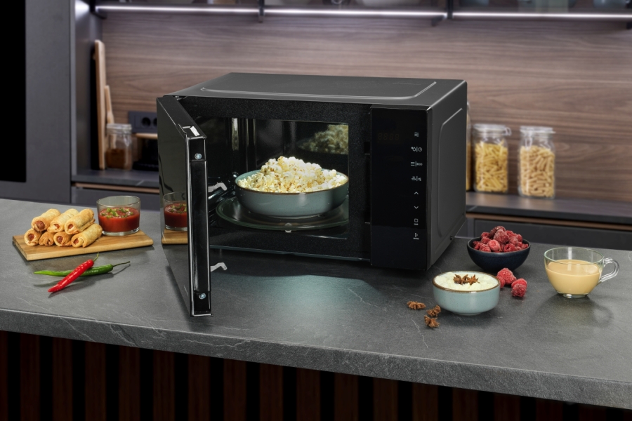 Міфи та правда про мікрохвильову піч: як вона насправді впливає на їжу та здоров’я