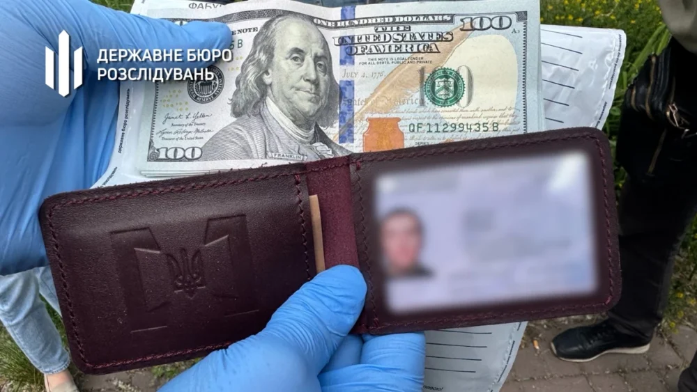 ДБР затримало двох співробітників БЕБ за вимагання хабарів