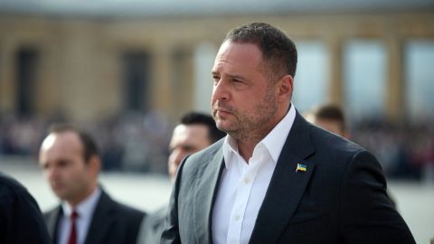 Заголовок: Єрмак прокоментував підозру НАБУ, стверджуючи про політичний тиск